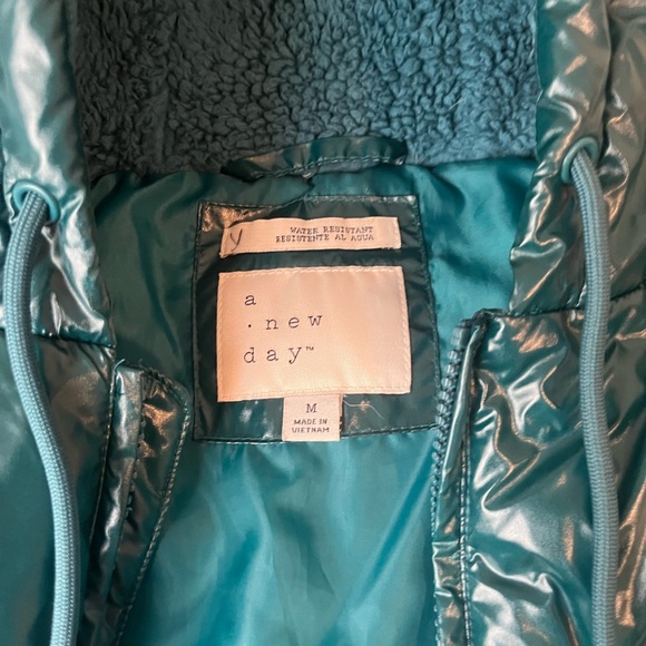 Women’s teal puffer parka

Clean and like new

Very warm - Picture 2 of 4